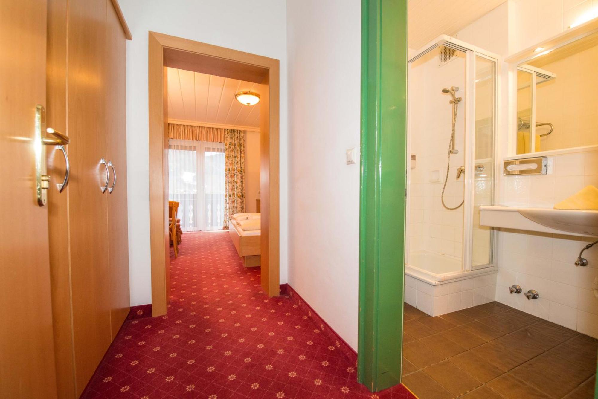 Lacus Hotel Am See Weissensee Extérieur photo